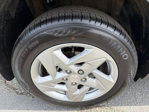 Used 2024 Hyundai Kona SE FWD image 17