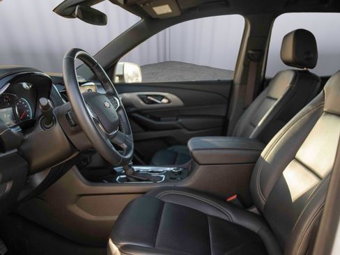 Used 2023 Chevrolet Traverse LT image 2