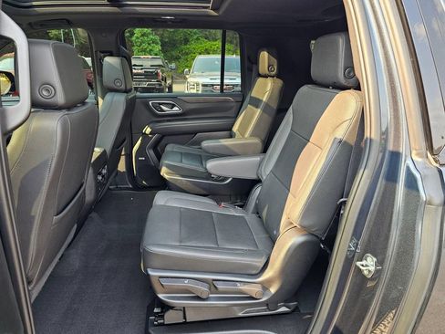 Used 2022 Chevrolet Suburban Z71 w/ Luxury Package AWD/4WD image 17
