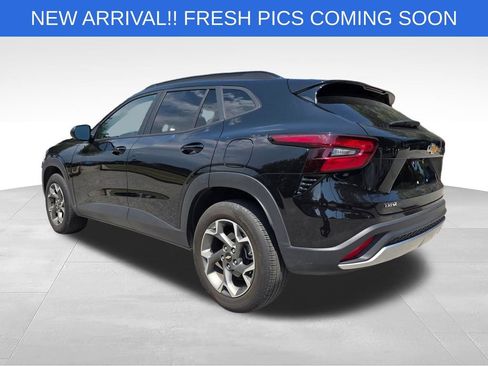 Used 2025 Chevrolet Trax LT w/ LT Convenience Package FWD image 5