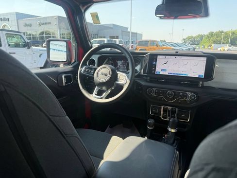 Used 2025 Jeep Wrangler Unlimited Sahara AWD/4WD image 60