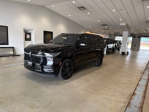 Used 2025 Lincoln Navigator Reserve w/ Jet Appearance Package AWD/4WD image 3