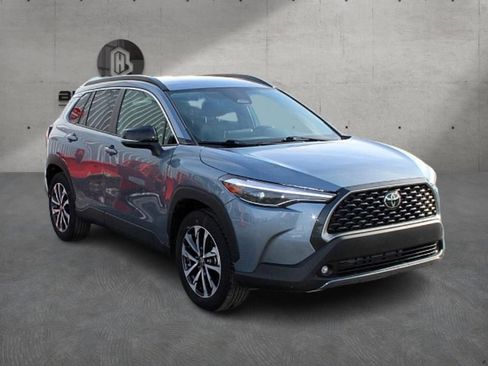 Used 2025 Toyota Corolla Cross XLE image 3