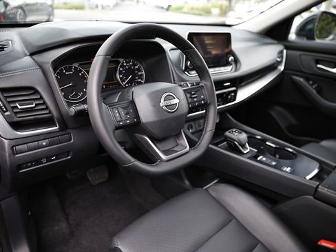 Used 2025 Nissan Rogue SV w/ SV Premium Package FWD image 17