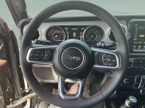 Used 2023 Jeep Wrangler Unlimited Sahara AWD/4WD image 11