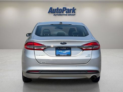 Used 2018 Ford Fusion SE w/ Fusion SE Technology Package FWD image 6
