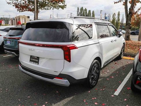 Used 2025 Kia Carnival EX image 8