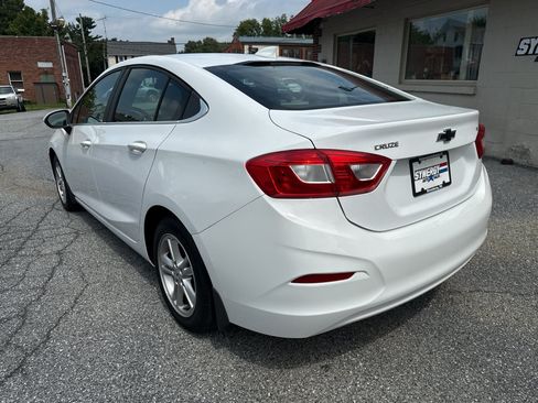 Used 2017 Chevrolet Cruze LT FWD image 3