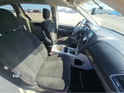 Used 2016 Chrysler Town & Country Touring w/ Driver Convenience Group image 10
