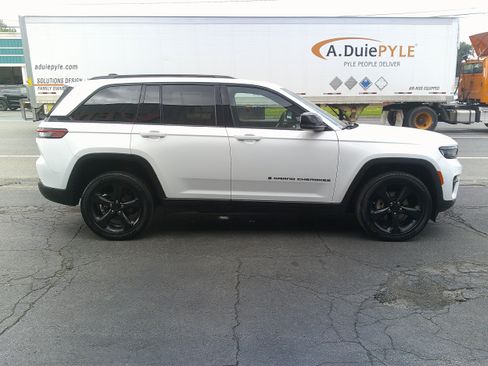 Used 2023 Jeep Grand Cherokee Altitude AWD/4WD image 6
