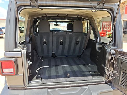 Used 2021 Jeep Wrangler Unlimited Sahara AWD/4WD image 7