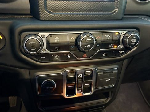 Used 2023 Jeep Wrangler Sport S image 17