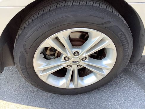 Used 2016 Ford Taurus SE FWD image 23