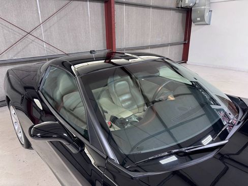 Used 2005 Chevrolet Corvette Coupe w/ Preferred Equipment Group RWD image 22