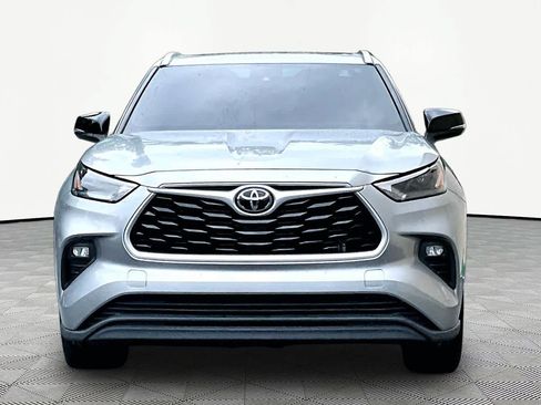 Used 2022 Toyota Highlander XLE FWD image 4