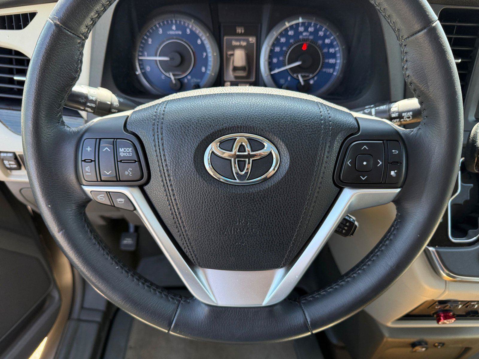 Used 2015 Toyota Sienna XLE w/ XLE Navigation Package FWD image 22