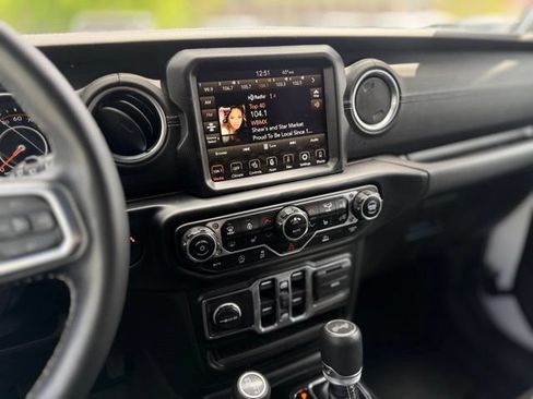 Used 2023 Jeep Wrangler Unlimited Sahara w/ Cold Weather Group AWD/4WD image 18