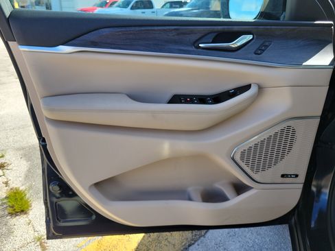 Used 2024 Jeep Grand Cherokee Limited w/ Luxury Tech Group II image 15