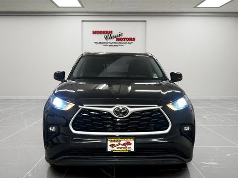 Used 2024 Toyota Highlander XLE image 2