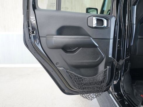 Used 2018 Jeep Wrangler Unlimited Sahara AWD/4WD image 36