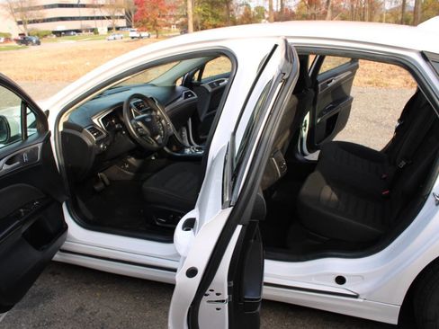 Used 2020 Ford Fusion SE image 24