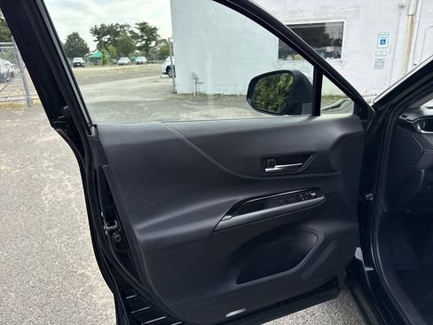 Used 2023 Toyota Venza LE image 31
