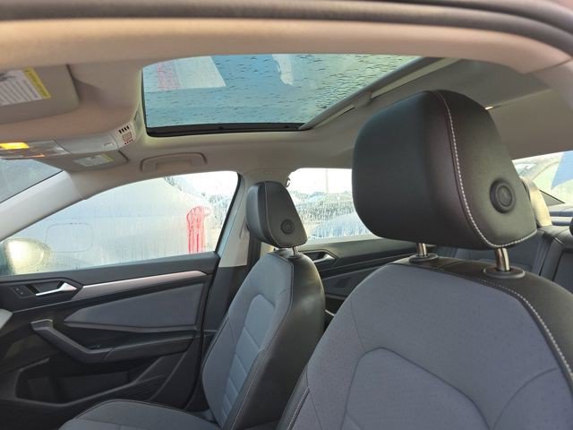 Used 2025 Volkswagen Jetta SE FWD image 18