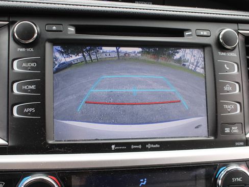 Used 2019 Toyota Highlander XLE AWD/4WD image 14