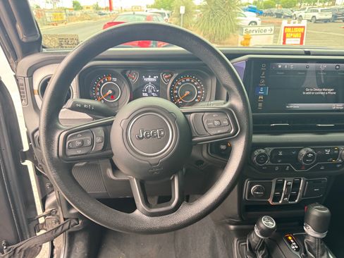 Used 2025 Jeep Gladiator Sport AWD/4WD image 19