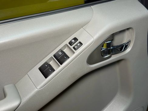 Used 2010 Nissan Frontier SE image 29