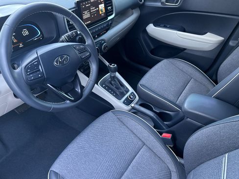 Used 2025 Hyundai Venue Limited image 10