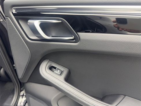 Used 2023 Porsche Macan image 41