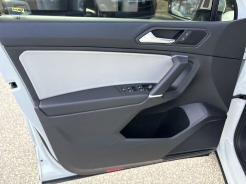 Used 2020 Volkswagen Tiguan SE w/ Panoramic Sunroof Package image 24