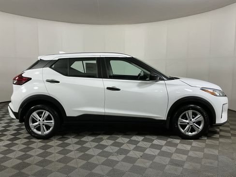 New 2025 Nissan Kicks Play S image 8