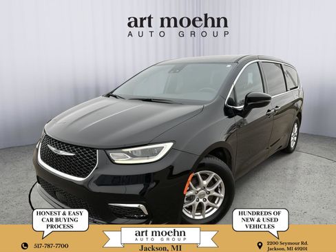 Used 2025 Chrysler Pacifica Select image 1