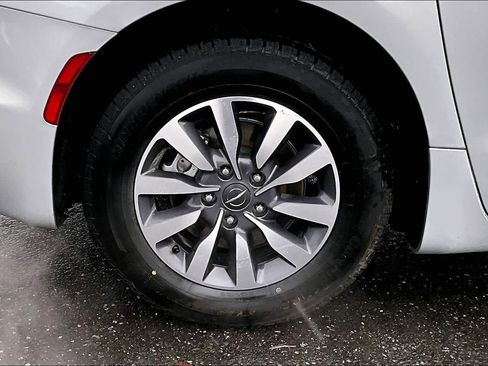 Used 2024 Chrysler Pacifica Select image 35