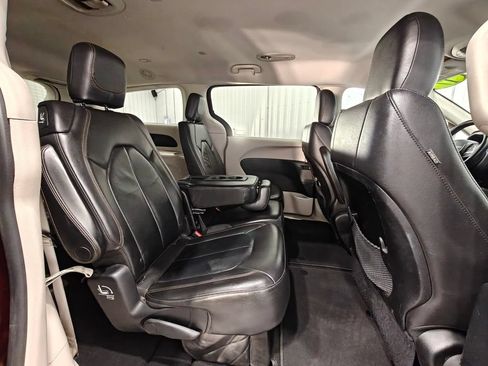 Used 2017 Chrysler Pacifica Touring-L FWD image 23