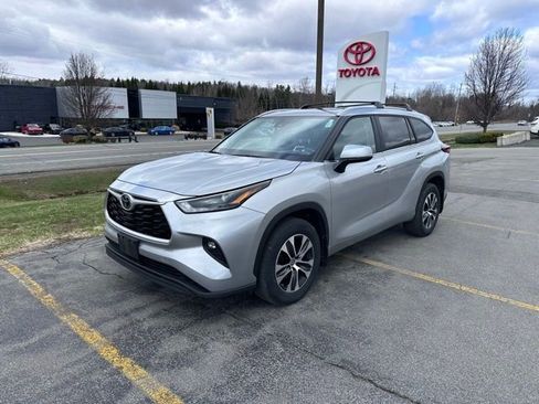 Used 2023 Toyota Highlander XLE image 7