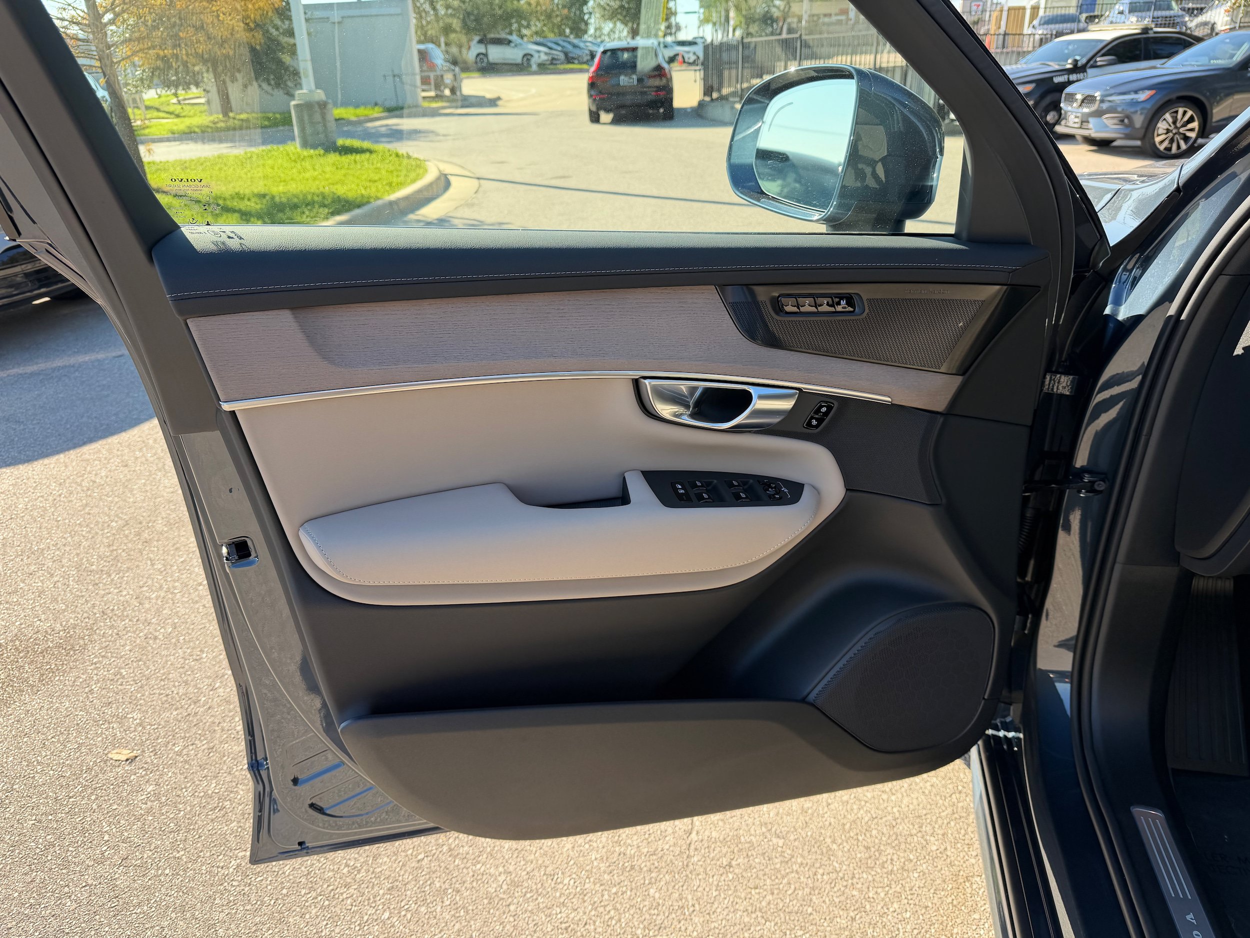New 2026 Volvo XC90 T8 Plus w/ Protection Package Premier AWD/4WD image 17
