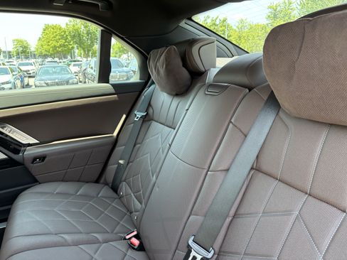 Used 2023 BMW i7 xDrive60 AWD/4WD image 33