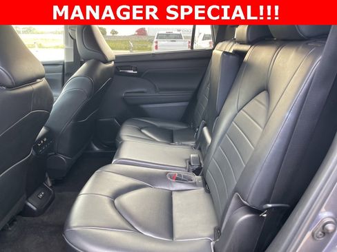 Used 2023 Toyota Highlander XLE image 12