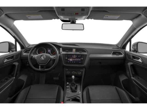Used 2018 Volkswagen Tiguan SE w/ Panoramic Sunroof Package FWD image 8