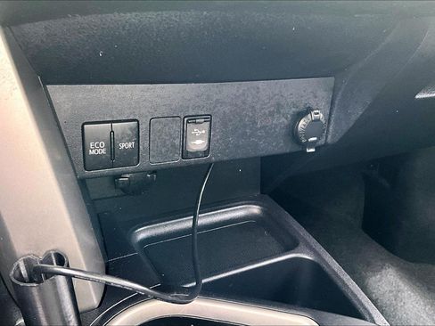 Used 2018 Toyota RAV4 LE w/ All Weather Liner Package FWD image 22