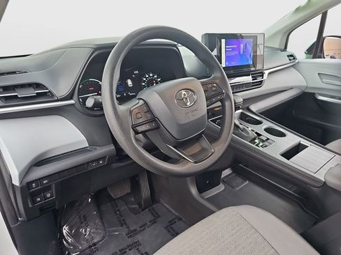 Certified 2025 Toyota Sienna LE image 9