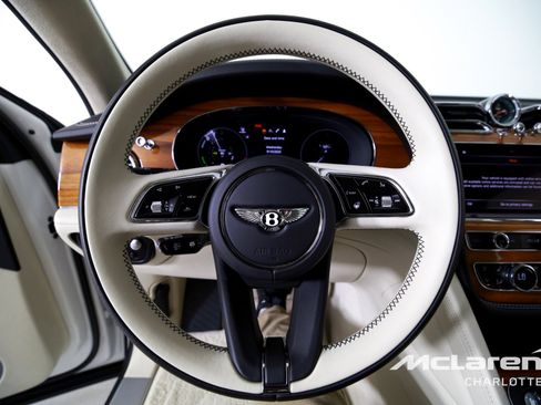 Used 2023 Bentley Bentayga Plug-In Hybrid image 14