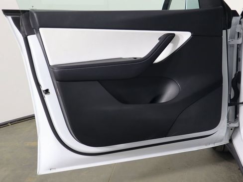 Used 2022 Tesla Model Y Long Range AWD/4WD image 18