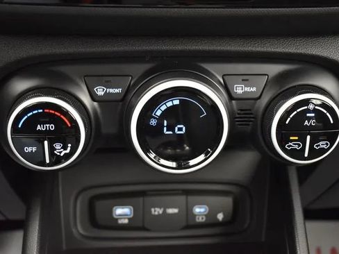 Used 2025 Hyundai Venue Limited FWD image 33