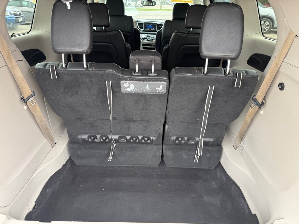 Used 2019 Chrysler Pacifica Touring-L FWD image 15
