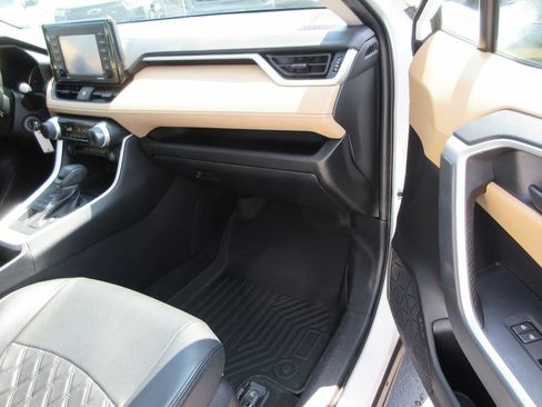 Used 2022 Toyota RAV4 LE AWD/4WD image 19