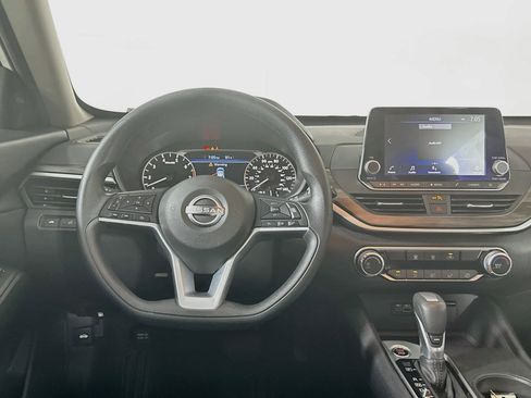 Used 2025 Nissan Altima 2.5 SV FWD image 18